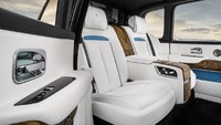 Seperti singgasana raja, ada dua konfigurasi berbeda di sana. Konfigurasi Layout Lounge Seat yang memberi ruang untuk penumpang ketiga dengan menyisakan satu kursi yang dapat terlipat bila tidak dibutuhkan. Atau bisa pilih Individual Seat yang lebih menawarkan kemewahan personal dengan dua kursi terpisah ditengahi konsol besar yang terdapat cabinet untuk menaruh gelas, botol whisky serta kulkas. Foto: Dok. Rolls-Royce