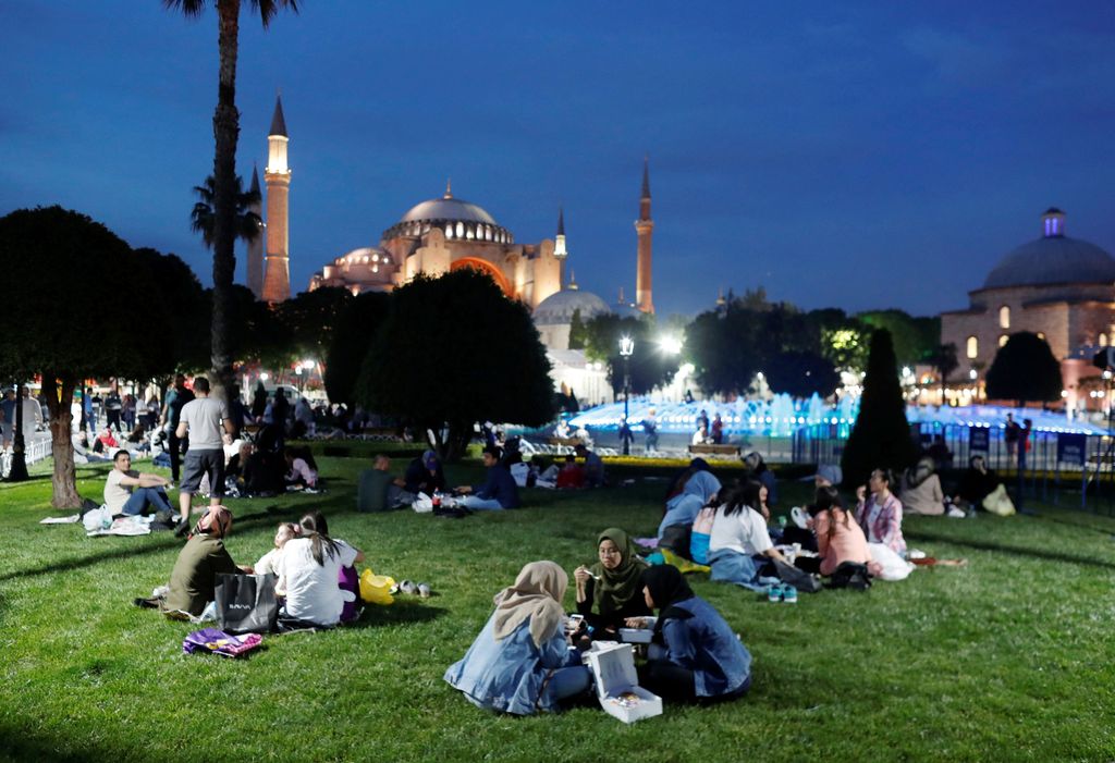 Hari ini Sebagain besar negara Muslim mulai menjalankan ibadah puasa. Berbeda dari negara lain, warga Turki menjalankan puasa sejak rabu kemarin.