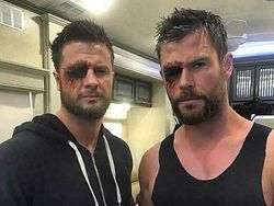 Potret Viral Superhero Avengers Bersama Kembarannya