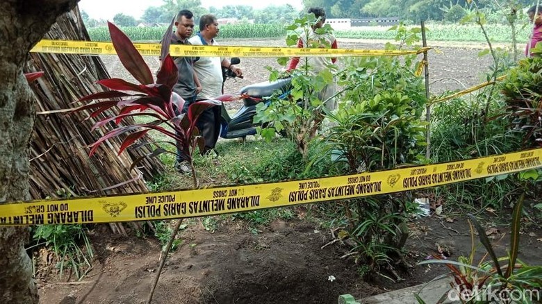 Jasad Terkubur dengan Kaki di Atas Tanah Diduga Korban Pembunuhan Jasad Terkubur dengan Kaki di Atas Tanah Diduga Korban Pembunuhan