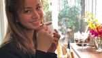 Begini Gaya Hot Mama, Kirana Larasati Saat Ngopi dan Makan Pizza