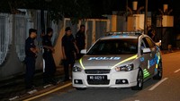 Polisi Malaysia, yang menumpang 10 mobil, memasuki kediaman pribadi Najib di Taman Duta pada Rabu (16/5) malam, pukul 22.15 waktu setempat. Polisi datang saat Najib baru pulang usai salat Tarawih. Foto: REUTERS/Lai Seng Sin