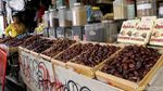 Berkah Pedagang Kurma di Bulan Ramadan