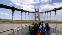 Meksi sering ada goyangan, tapi jembatan kaca selebar 2,6 meter ini tetap aman untuk dilewati traveler. (Wahyu/detikTravel)