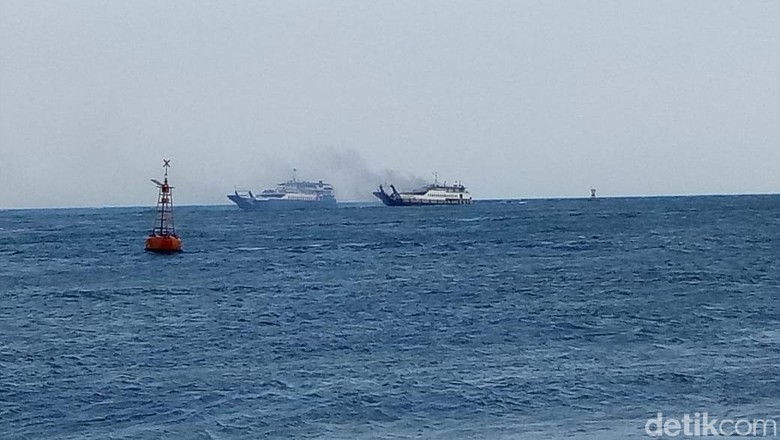 Ada Puluhan Penumpang Saat Kapal Tujuan Banyuwangi Terbakar Ada Puluhan Penumpang Saat Kapal Tujuan Banyuwangi Terbakar