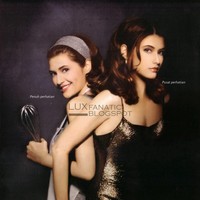 Perempuan blasteran lainnya yang pernah populer lewat iklan sabun ini adalah Tamara Blezynski. Gayanya elegan dan glamor dalam balutan gaun keemasan. (Foto: Istimewa)