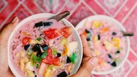 Duh, ini sih es buah komplet. Isiannya ada cincau, semangka, jelly, apel, hinnga tape. Pantas saja kalau mangkuk itu terlihat sangat penuh sekali. Foto: Instagram @foodjogja