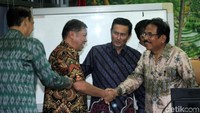 Menteri Agraria & Tata Ruang/Kepala BPN RI Sofyan Djalil menerima kunjungan Anggota DPR RI dari Fraksi Golkar yang juga Ketua Umum Induk Koperasi Karyawan (Inkopkar), Fadel Muhammada di ruang kerjanya, Jakarta, Kamis (17/5/2018).