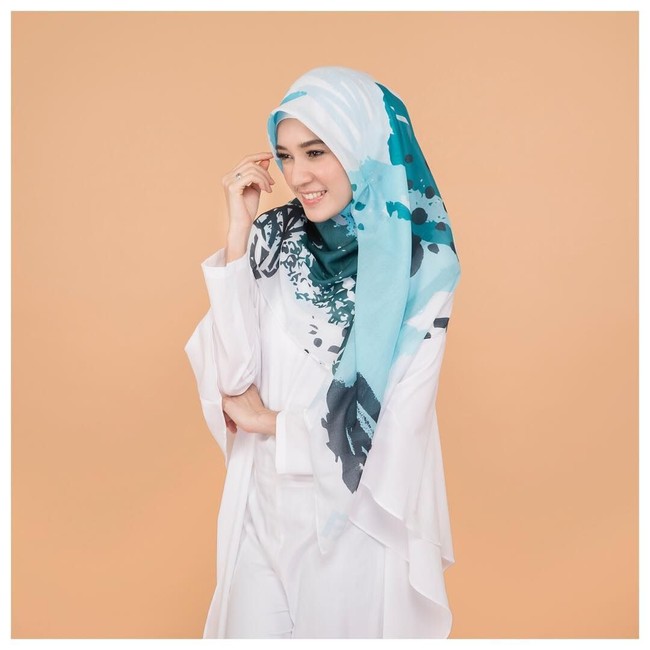 Warna putih jadi warna wajib saat Ramadan dan Lebaran. Padukan dress putih dengan hijab motif yang lebar bernuansa hijau seperti tampilan Dhini Aminarti ini. Foto: Instagram/DhiniAminarti