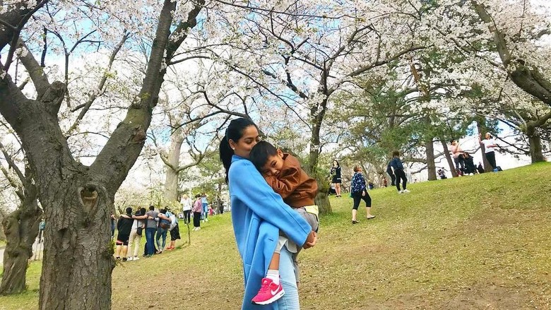 Titi Kamal Berbagi 5 Tips Bepergian Jauh dengan Anak/ Foto: (titi_kamall/Instagram) Titi Kamal Berbagi 5 Tips Bepergian Jauh dengan Anak/ Foto: (titi_kamall/Instagram)