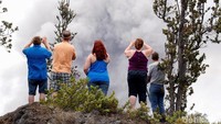 Mereka adalah anggota komunitas gunung api. REUTERS/Terray Sylvester.