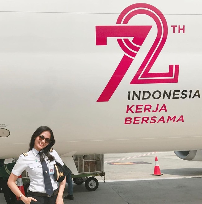 Wanita yang akrab dipanggil Imel ini merupakan lulusan Filsafat Universitas Indonesia. Ia pun kemudian melanjutkan sekolah pilot di Bali International Flight Academy. Foto: Instagram @imellisas