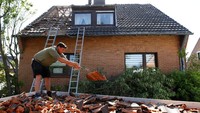 Beberapa rumah diketahui mengalami kerusakan dan belasan pohon tumbang ke jalanan.  (Foto: Dok. REUTERS/Thilo Schmuelgen)