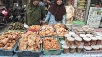 Ragam kuliner seperti kolak, gorengan, jajanan pasar hingga makanan berat berderet di sepanjang jalan menggugah menjadi teman berbuka puasa.