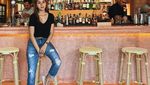 Begini Gaya Hot Mama, Kirana Larasati Saat Ngopi dan Makan Pizza