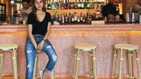 Baby, you’re more bitter than my coffee, tulis Kirana di foto ini. Pemeran sinetron Tunjuk Satu Bintang ini pinter ya memanfaatkan latar bar yang Instagramable? Foto: Instagram kiranalarasati