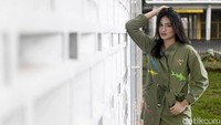 Pose Ranie bikin kaum adam salah fokus.