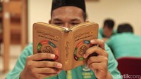Mereka juga terlihat khusyuk saat membaca Alquran.