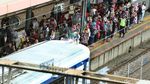 Penumpang KRL Sesaki Stasiun Tanah Abang