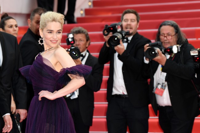 Ketika dipakai, warna gaun terlihat berdimensi. Dior membocorkan cara pembuatannya, yang ternyata terdiri dari tiga lapisan warna tulle berbeda, seperti navy, aubergine dan hitam. Foto: Dok. Getty Images