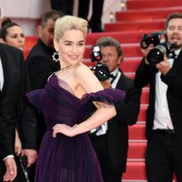 Ketika dipakai, warna gaun terlihat berdimensi. Dior membocorkan cara pembuatannya, yang ternyata terdiri dari tiga lapisan warna tulle berbeda, seperti navy, aubergine dan hitam. Foto: Dok. Getty Images