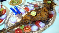Selainitu ada juga kuliner khas India. SSeperti yang ada di Restoran Karims, restoran khusus yang menyediakan makanan khas kekaisaran Mughal, yang otentik dan khas dari Mughal. Di restoran ini, muslim bebas memilih berbagai daging halal untuk disantap.