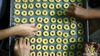 Kue kering yang diproduksi di tempat ini seperti nastar, kue kacang, lidah kucing, putri salju, dan kastangel.