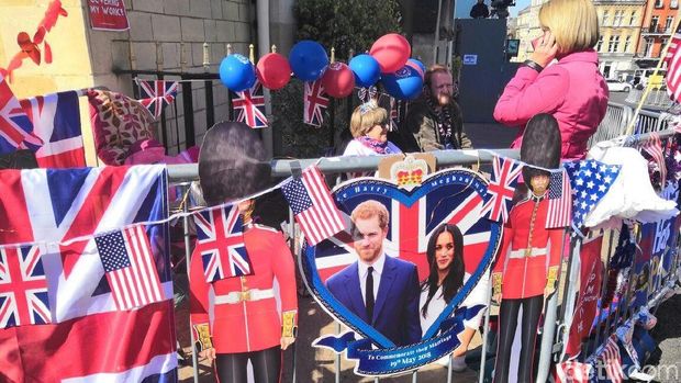  Fans Rela Tidur di Jalan Demi Saksikan Pernikahan Pangeran Harry-Meghan