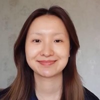 He Yuhong merupakan beauty vlogger yang terkenal karena jago mengubah wajahnya jadi orang-orang terkenal. Mulai dari Taylor Swift, Tilda Swinton hingga Selena Gomez. Foto: Dok. Bored Panda