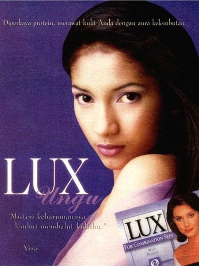 Nggak kalah cantik dari Bella dan Desy, adalah Vira Yuniar. Keanggunannya merepresentasikan produk Lux berwarna ungu. (Foto: Istimewa)