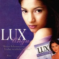 Nggak kalah cantik dari Bella dan Desy, adalah Vira Yuniar. Keanggunannya merepresentasikan produk Lux berwarna ungu. (Foto: Istimewa)