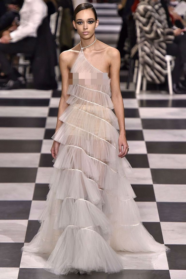 Gaun versi runway juga hadir dengan kerah asimetris, hanya saja berwarna nude dan tak memiliki bagian lengan. Foto: Dok. Getty Images