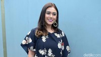 Thalita tampil dengan dress biru bermotif bunga. Pool/Noel/detikFoto.