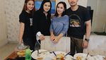 Begini Gaya Hot Mama, Kirana Larasati Saat Ngopi dan Makan Pizza