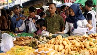 Warga berburu takjil di pasar tersebut.