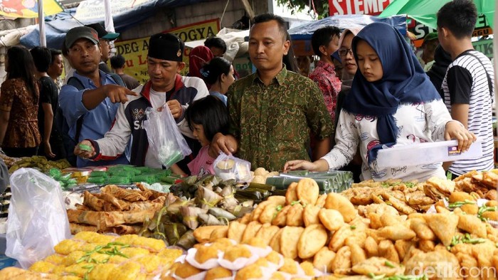 Pasar takjil yang terletak di Bendungan Hilir (Benhil), Jakarta Pusat, selalu ramai saat menjelang buka buasa, Kamis (17/5/2018). Begini potret keramaiannya.