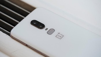OnePlus 6 memiliki kamera ganda di bagian belakang. Kamera utamanya sendiri mengusung sensor Sony IMX519 dengan ukuran 16 MP dan bukaan f/1,7.Foto: Sina Mobile
