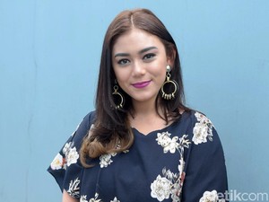 Tentang Tumor Tiroid yang Diidap Thalita Latief