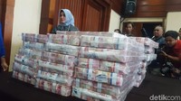 Pantauan detikcom, pukul 12.08 WIB uang Samadikun yang dikembalikan ke kas negara tiba di Gedung Plaza Mandiri, Jl. Gatot Subroto, Jakarta Selatan, Kamis (17/5/2018).
