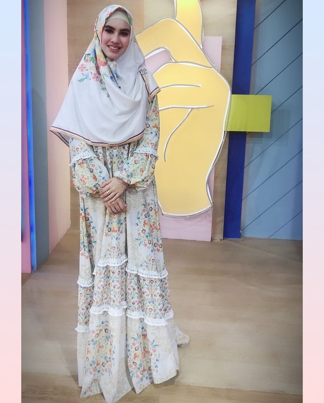 Jika ingin tampil spesial, tak ada salahnya memadukan hijab motif dengan dress bermotif juga. Tampilan cantik Kartika Putri ini merupakan besutan desainer Ivan Gunawan. Foto: Instagram/KartikaPutriWorld