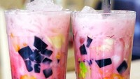 Walau sudah sering kita lihat di kantin atau pun restoran, tapi sore ini pasti kita lihat dua gelas es campur ini dengan tatapan berbeda. Eits, masih jam puasa! Foto: Instagram @jogjabikinlaper Foto: Istimewa