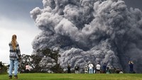 Asap yang melambung ke udara jadi tontonan warga dan para pemain golf. (Mario Tama/Getty Images/AFP)