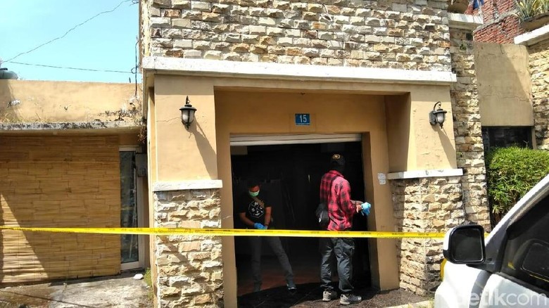 Densus 88 Geledah Rumah Orang Tua Terduga Teroris Dukuh Pakis Densus 88 Geledah Rumah Orang Tua Terduga Teroris Dukuh Pakis