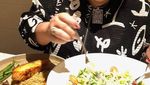 10 Foto Ini Buktikan Komedian Nunung Doyan Makan Salad