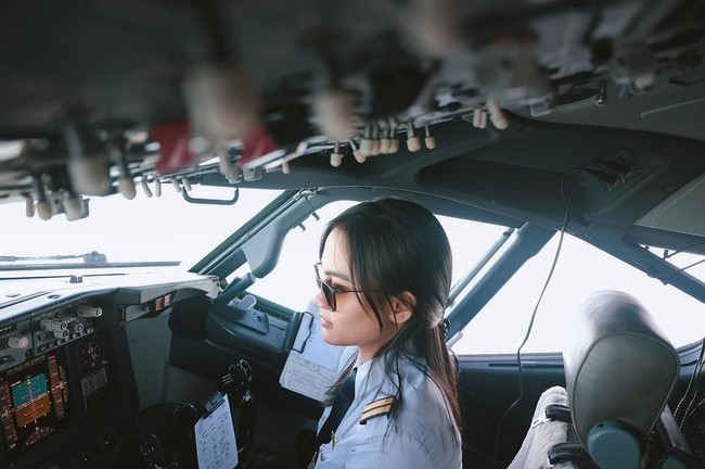 Imel kerap kali membagikan berbagai aktivitas sehari-harinya, termasuk saat bertugas dan tengah berada di kokpit pesawat. Foto: Instagram @imellisas