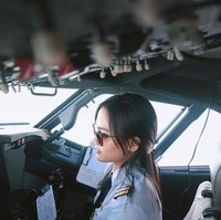 Imel kerap kali membagikan berbagai aktivitas sehari-harinya, termasuk saat bertugas dan tengah berada di kokpit pesawat. Foto: Instagram @imellisas