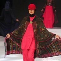 Fashion show busana muslim rancangan Ida Royani yang mengusung tema Great Toba di Indonesia Fashion Week 2018, Jakarta Convention Center, Jakarta, Rabu [28/3/2018]. Foto: Mohammad Abduh/Wolipop