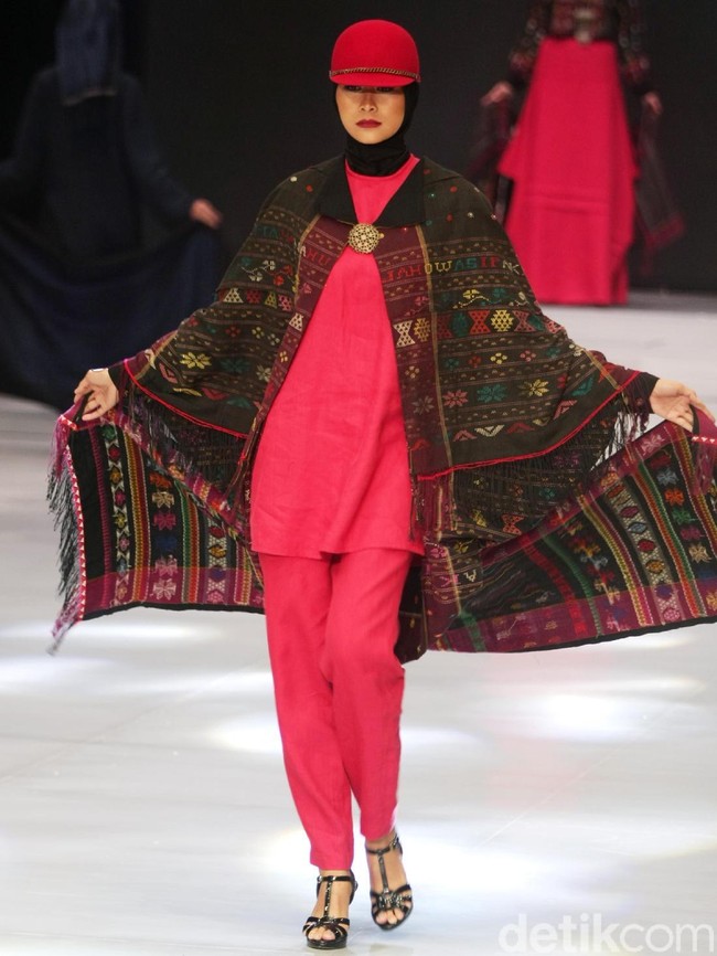 Fashion show busana muslim rancangan Ida Royani yang mengusung tema Great Toba di Indonesia Fashion Week 2018, Jakarta Convention Center, Jakarta, Rabu [28/3/2018]. Foto: Mohammad Abduh/Wolipop