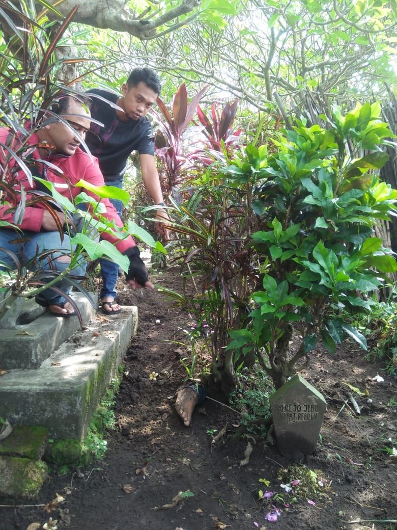 Jasad Ini Ditemukan Terkubur Tak Sempurna, Kakinya di Atas Tanah Jasad Ini Ditemukan Terkubur Tak Sempurna, Kakinya di Atas Tanah