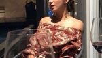 Begini Gaya Hot Mama, Kirana Larasati Saat Ngopi dan Makan Pizza